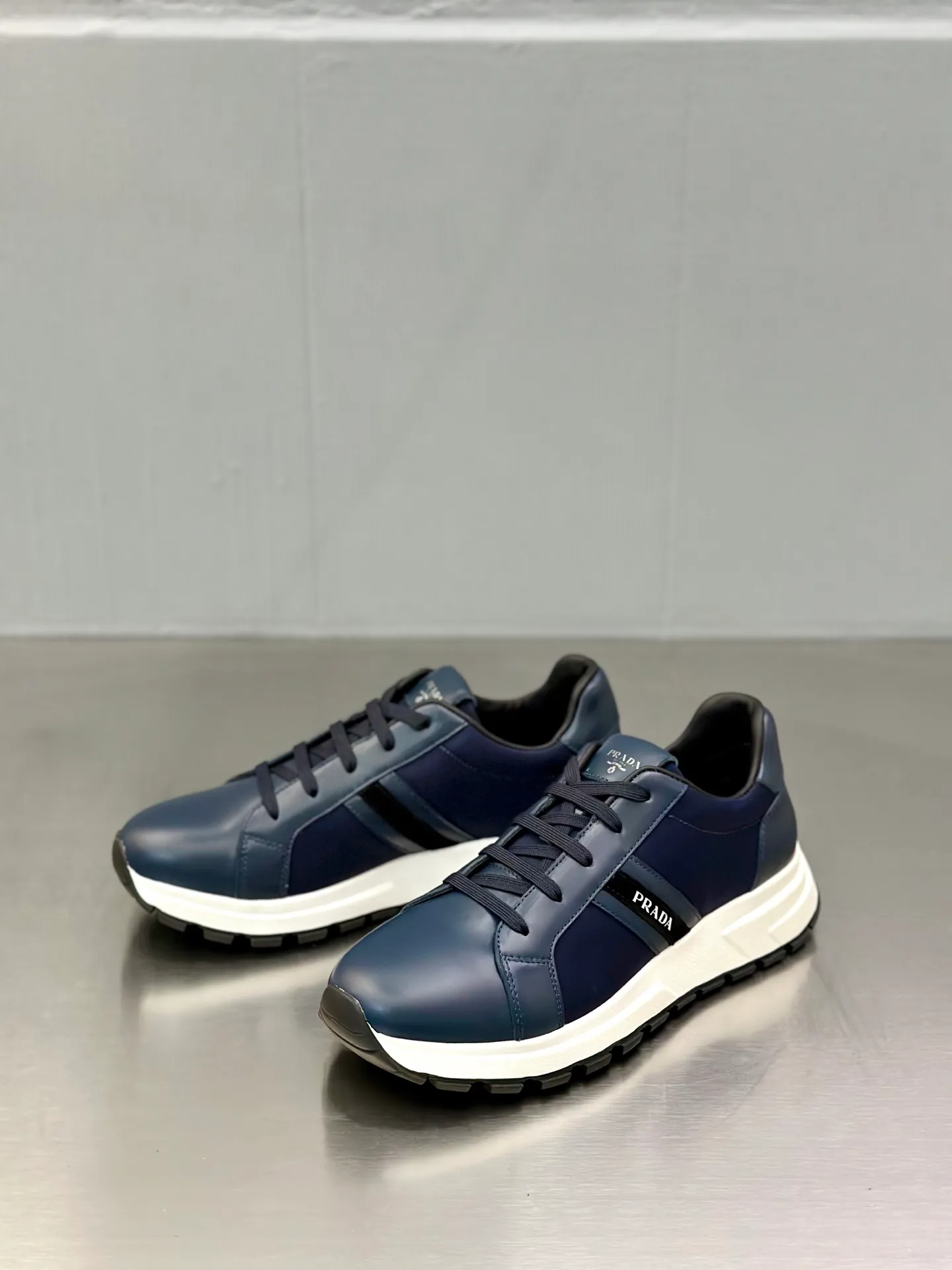 💰740 Prada/Prada men's new mesh stitching sneakers. This sneaker presents a modern version, reinterpreting the brand's archive style with clean lines and smooth details. The shoes are made of calf leather and technical fabric, with a triangular metal logo on the outside, bright TPU decoration on the heel, and a longer and padded inner heel design for a more comfortable fit. The tongue is decorated with a silk-screen logo, and is paired with a hollow rubber sole on the heel. The full cowhide lining comes standard with logo cowhide foot pads, making the upper foot taller, more comfortable, and versatile! Comes with full original packaging! Size: 39-40-41-42-43-44 standard leather shoe size (45 can be customized and does not support returns)